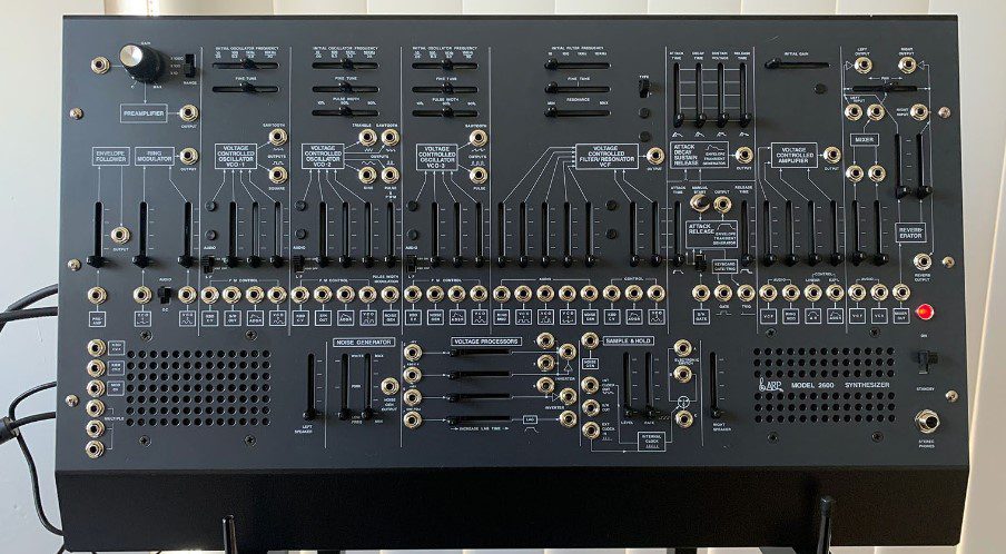 -Korg ha ridotto l'ARP 2600 a circa il 60% delle sue dimensioni