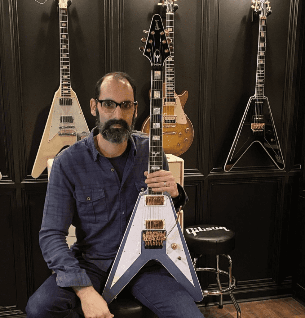 Cesar Gueikian con la versione Gibson della Flying V firmata da Richie Faulkner