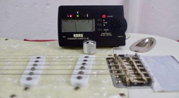 Utilizzare l'accordatore per regolare l'intonazione confrontando gli armonici con la nota suonata