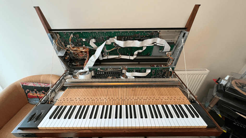 L'interno del Yamaha DX1