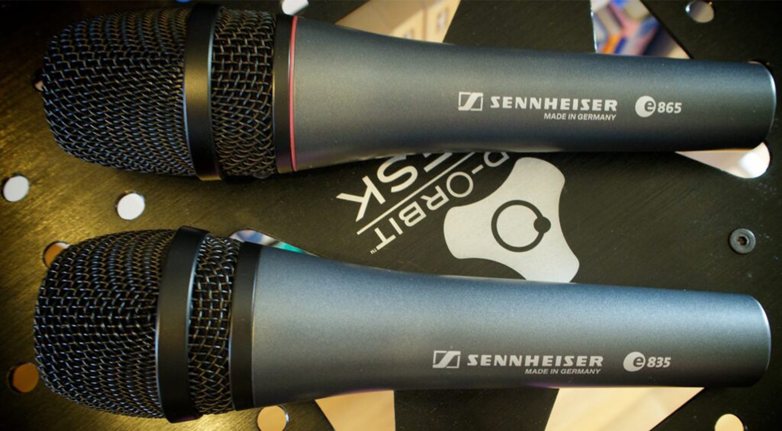 Questi due microfoni Sennheiser sono diversi. Quello in basso è un microfono a bobina mobile. Quello in alto è un microfono a condensatore che richiede l’alimentazione