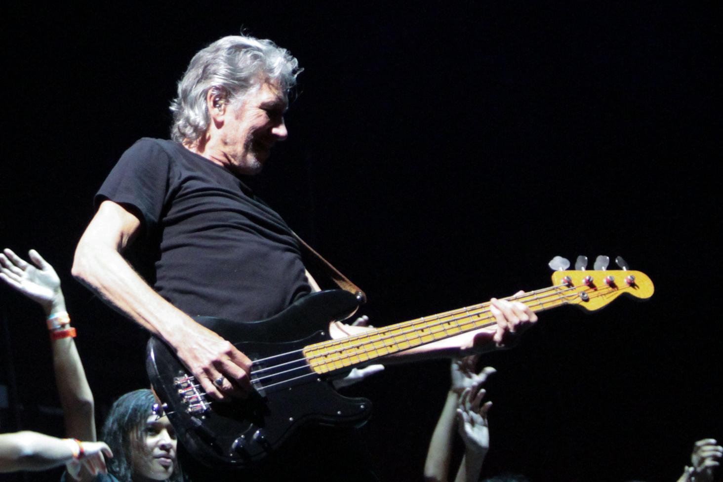 Roger Waters in compagnia del suo famosissimo Precision Nero