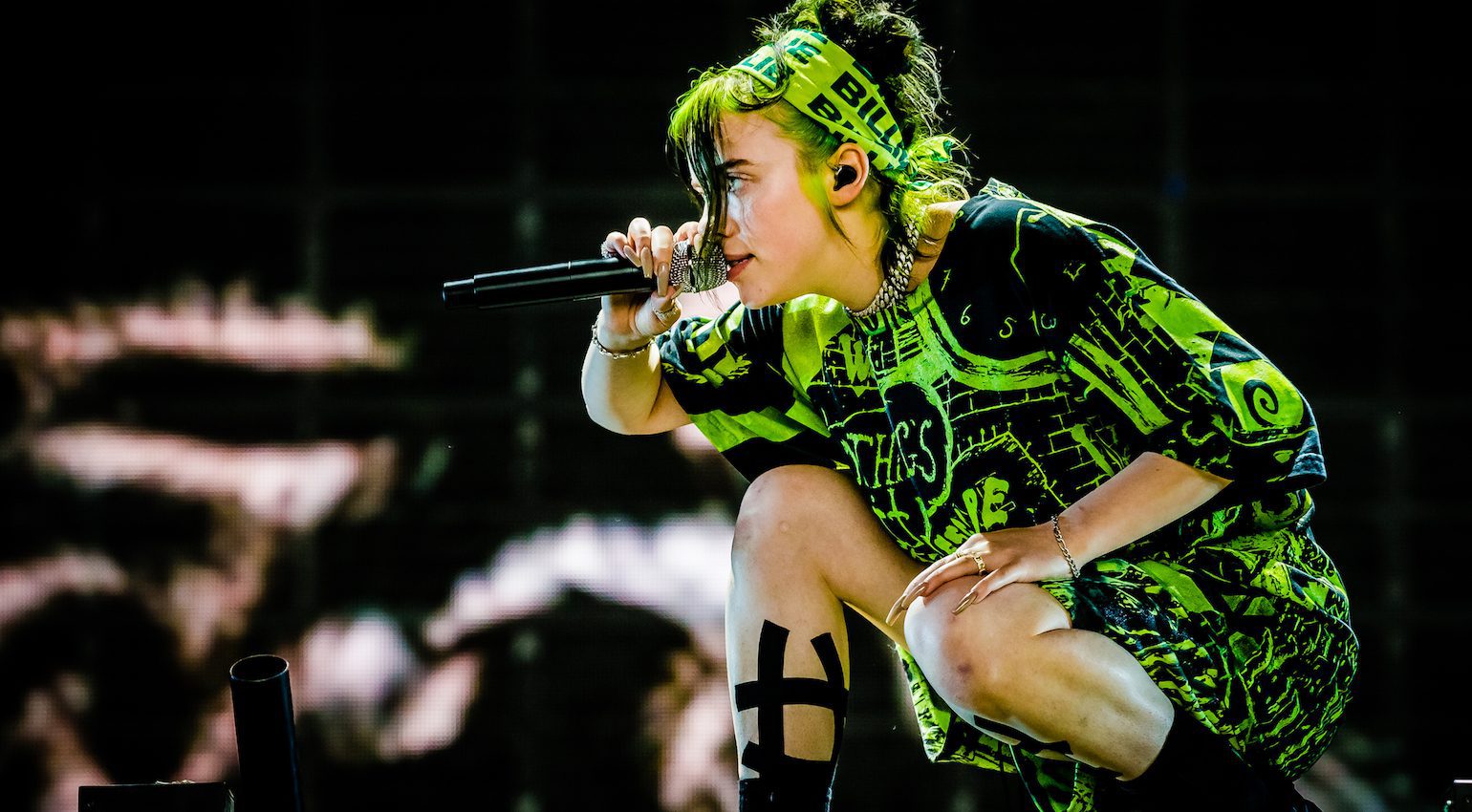 Billie Eilish si esibisce al Lowlands festival 2019