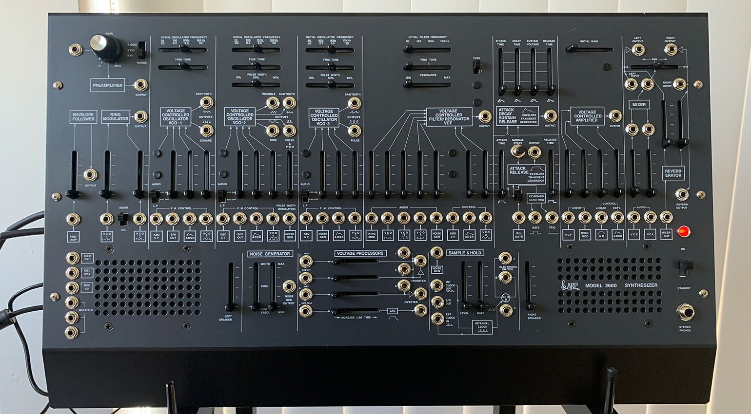 Korg ha rimpicciolito l'ARP 2600 di circa il 60% rispetto alle dimensioni originali