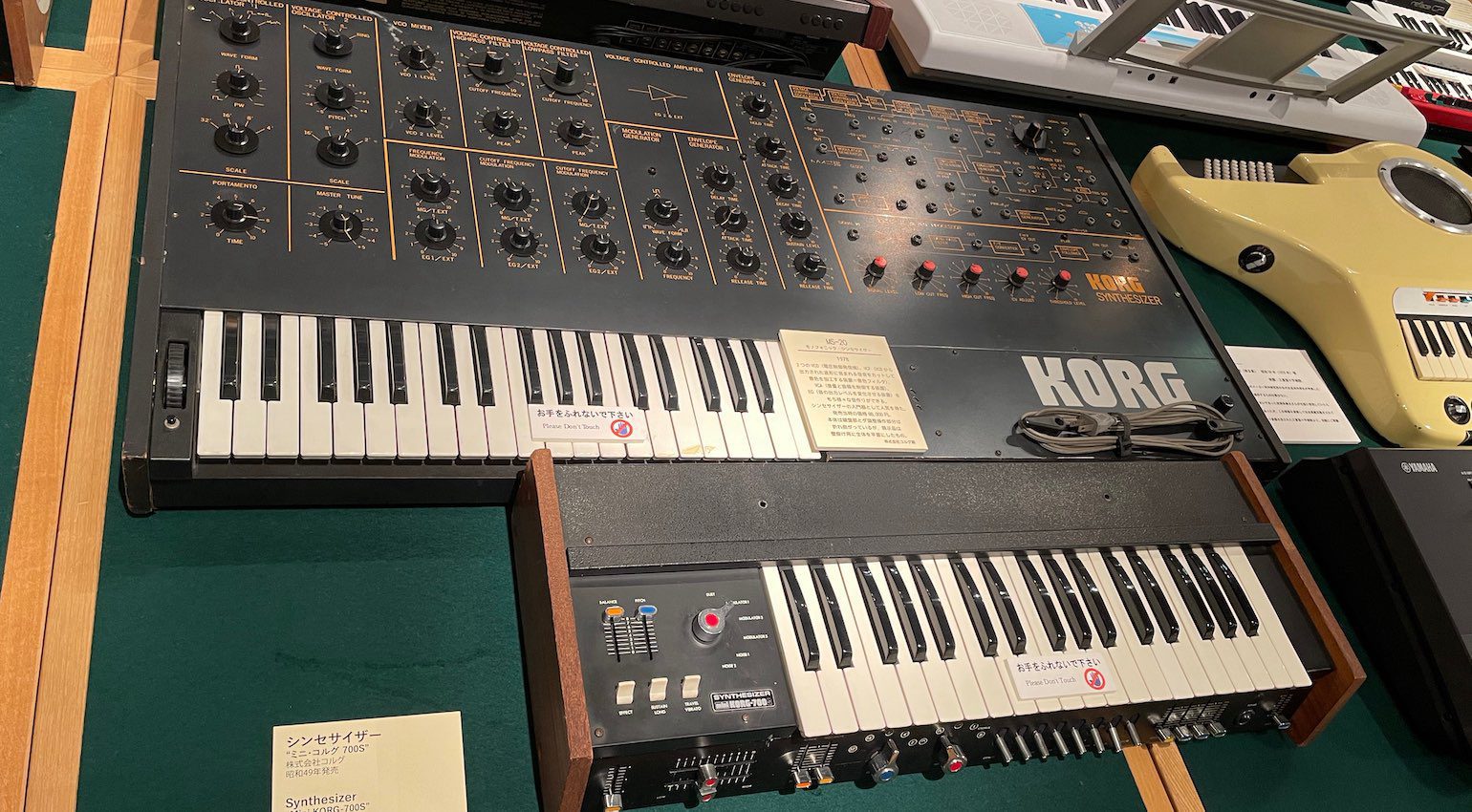 Korg MS-20 e Korg-700 montati a parete presso il Museo degli strumenti musicali di Hamamatsu.