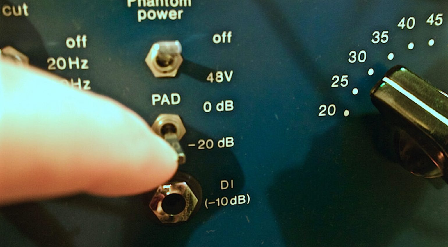 Questo preamplificatore dispone di un PAD per attenuare il segnale di -20 dB