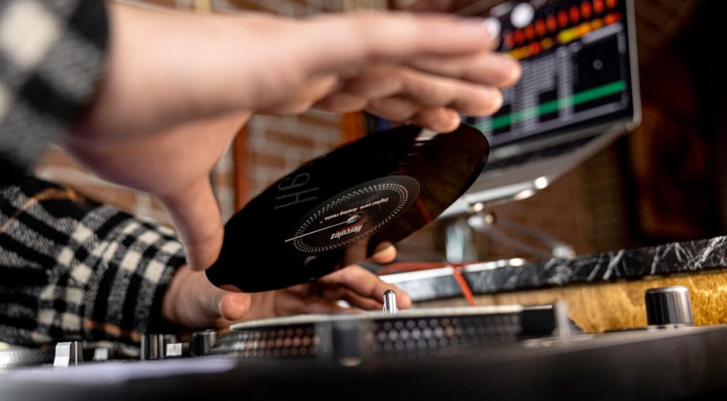 Hercules DJControl Inpulse T7 mira a creare la sensazione di un giradischi con piccoli dischi in vinile