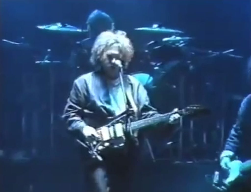 Robert Smith dal vivo nel 1985 con la sua Jazzmaster - notate il pickup centrale