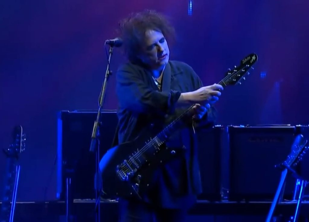 Robert Smith dal vivo al Roskilde Festival 2019 con la sua Schecter UltraCure