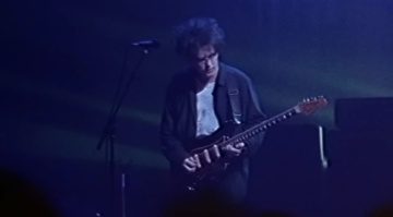Robert Smith dal vivo nel 1992 con il suo Fender Bass VI