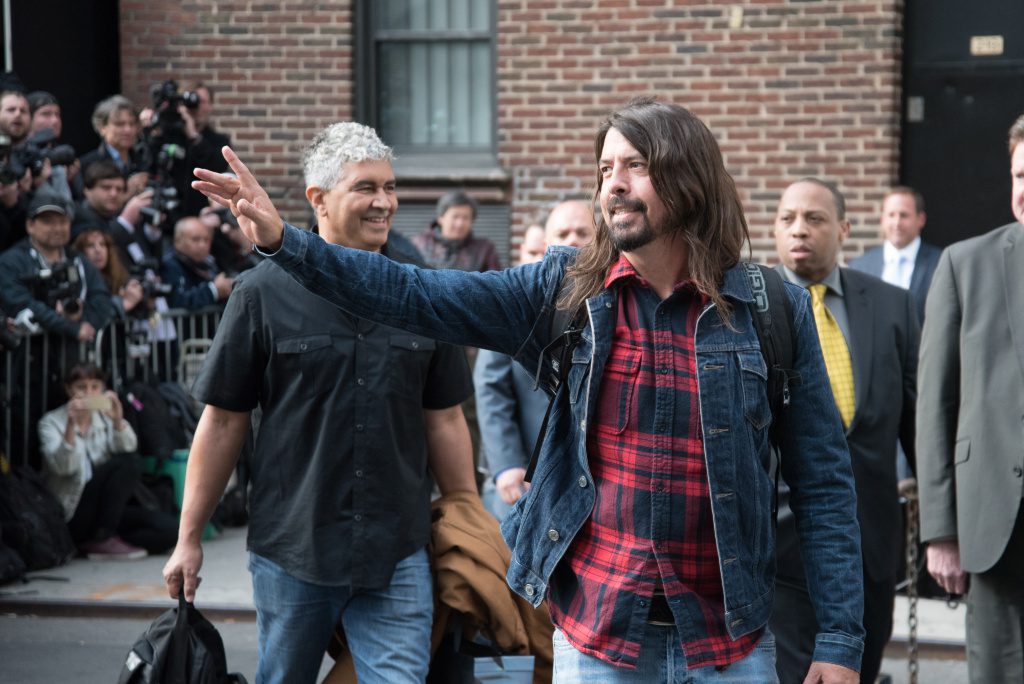 Dave Grohl e Pat Smear dei Foo Fighters escono dall'Ed Sullivan Theater dopo la loro esibizione nell'episodio finale di Late Night With David Letterman