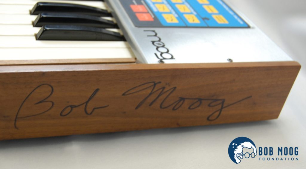 La firma di Bob Moog