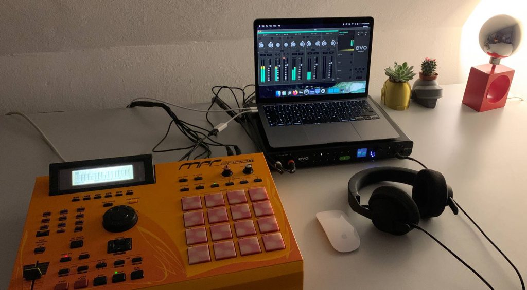 MPC, cuffie, laptop e Audient EVO 16: un piccolo setup multitraccia