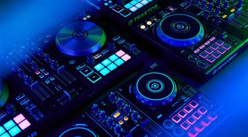 Serato DJ 3.2.1: supporto per i controller di Pioneer DJ e Native Instruments