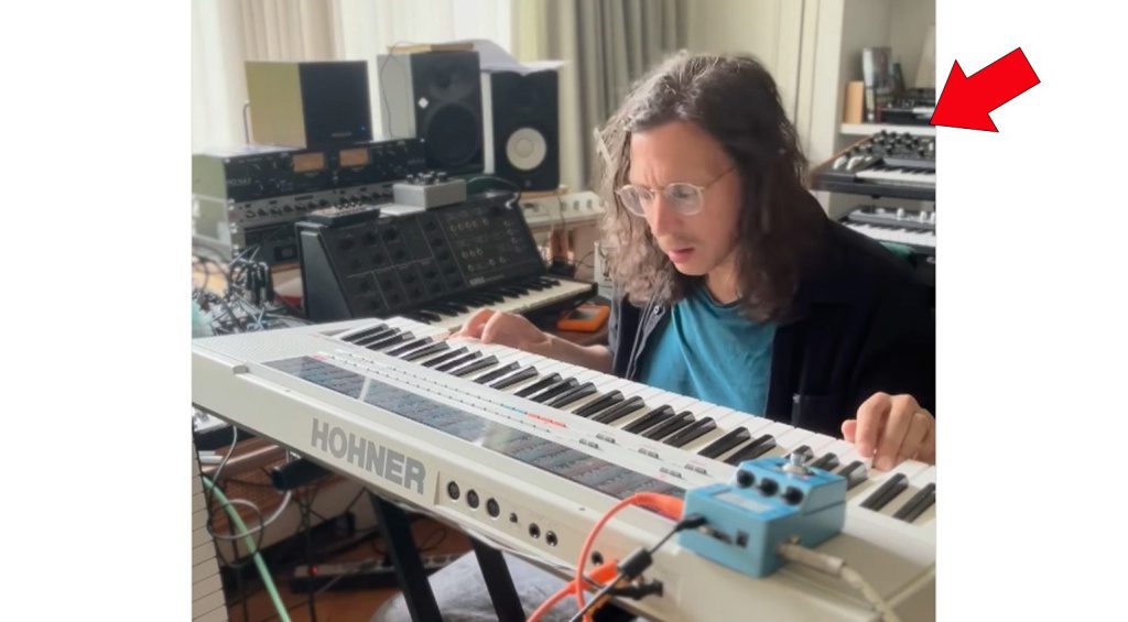 Legowelt e un Moog Muse sullo sfondo