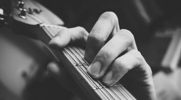 Canzoni con accordi con barré: I 5 brani per padroneggiare questa tecnica