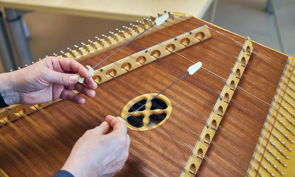 ... e dal dulcimer, l'odierno pianoforte ha adottato l'idea di percuotere le corde con una bacchetta o un martello