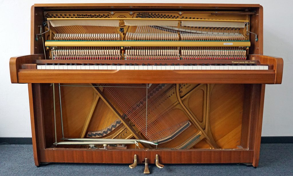 Per motivi di spazio è stato necessario adattare la forma del telaio in ghisa del pianoforte