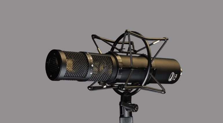 Peluso P-24: Una riproduzione high-end dell'AKG C24