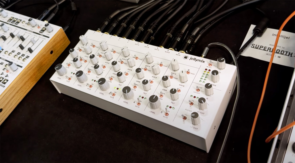 Il mixer offre 5 canali stereo