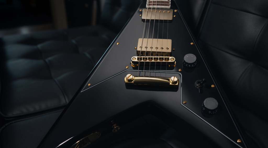 Nuova elegante finitura nera lucida e hardware dorato